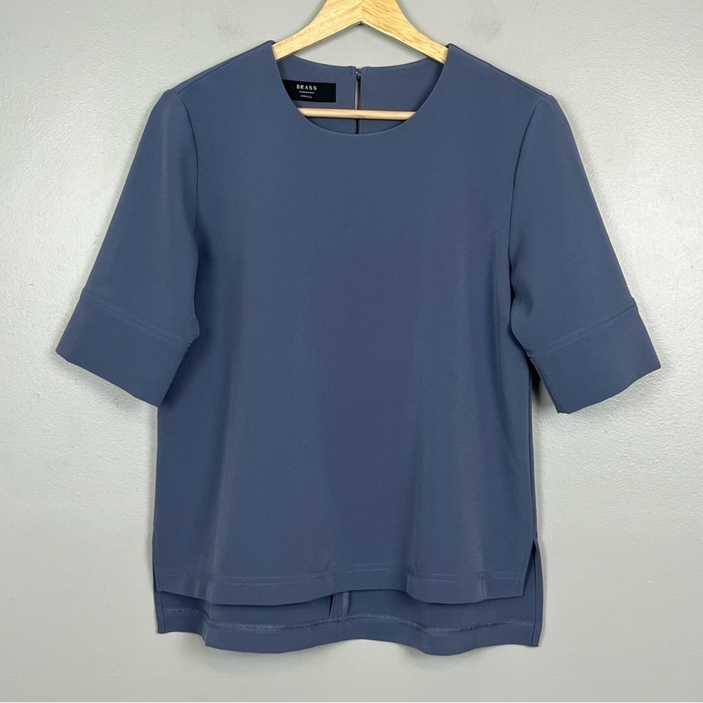 Brass The Nonstop Top blue boxy keyhole back closure blouse, small.
